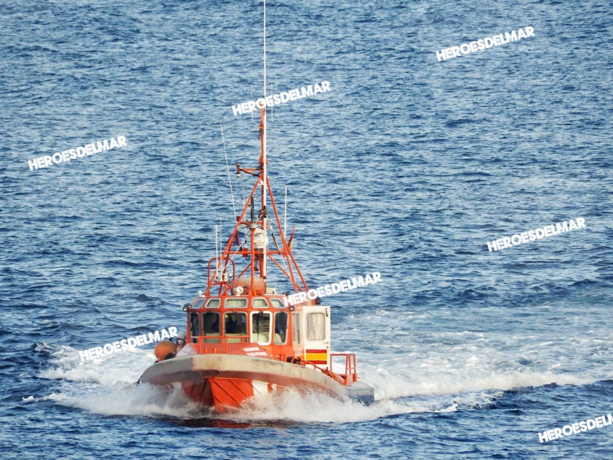 Heroesdelmar's tweet photo. 🇪🇦🇩🇿 RESCATE - PATERA 🇪🇦🇩🇿

Salvamar Illes Pitiuses de Salvamento Marítimo de Garrucha - Almería ha rescatado 1 patera con 15 Varones Argelinos

Estas son sus fotografías que he realizado esta tarde 

Todos en buen estado de salud https://t.co/wYSaQcJXUU