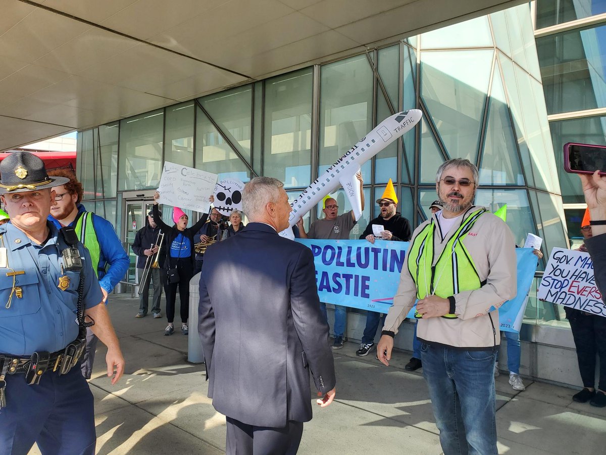 XRBoston's tweet photo. Why is @BostonLogan a #terminalillness to East Boston? Adults are 2X as likely to show signs of chronic obstructive pulmonary disease (COPD). Eastie is a "hotspot" for many different types of cancer. It also has the lowest tree canopy coverage in the city, due largely to Logan. https://t.co/cdFcacy8jA