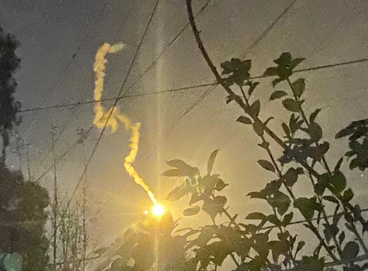 MahalaxmiRaman's tweet photo. The #Israeli army fired additional flares over the border with #Lebanon, over #Ramiah village.

#Isr https://t.co/za6tMDLsl5