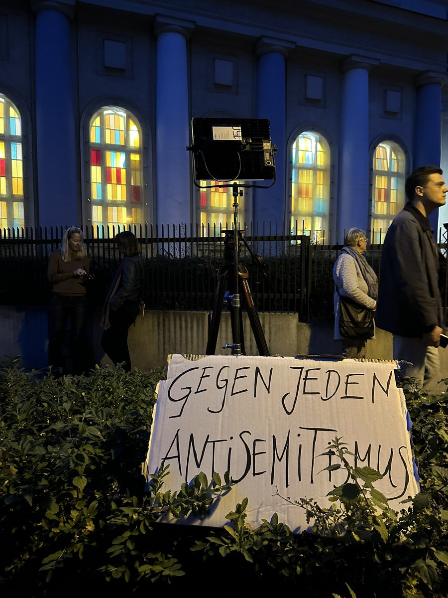 Shabbat Shalom - Mahnwache für sicheres jüdisches Leben. Wir stehen zusammen an der Synagoge Fraenkelufer und machen deutlich #keinplatzfuerjudenhass Danke #xhain