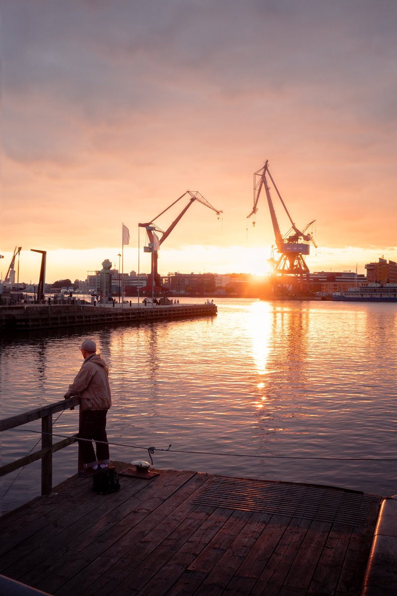 regalstudiosab's tweet photo. It's times like these
#timeslikethese #onthecoast #fishingforlife #takeamoment #inthesun #sunsettingsky #finallightoftheday #makethemostofit #breathinthemoment #rigohgr3x #gothenburg https://t.co/cHp4ieXxuI