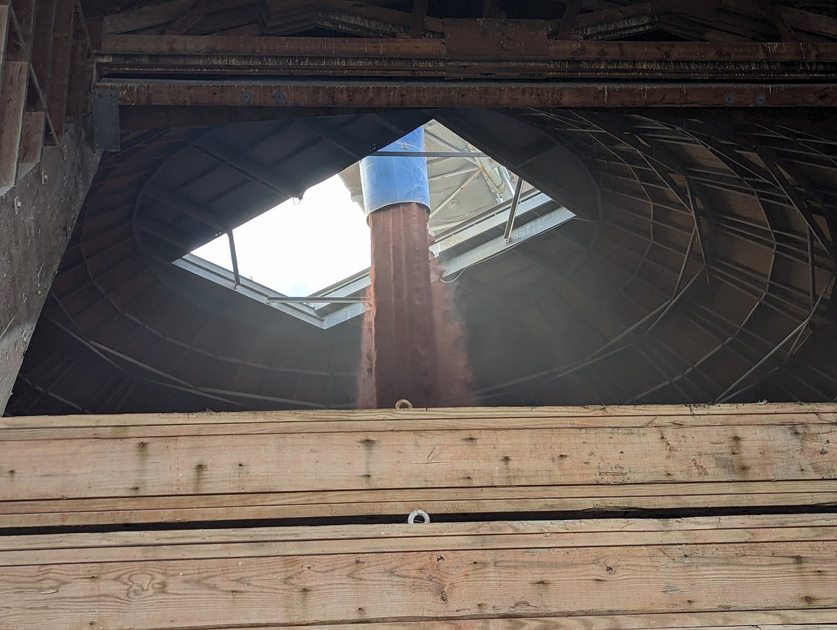 PortOswego's tweet photo. Many people do not realize that the Port of Oswego is a major supplier of agricultural fertilizer, potash, to Central New York farmers. The Innovator is at the port today unloading potash to supply upstates farmers. #portoswego #hwyh2o #oswegony https://t.co/Ug1rMP4Xwu