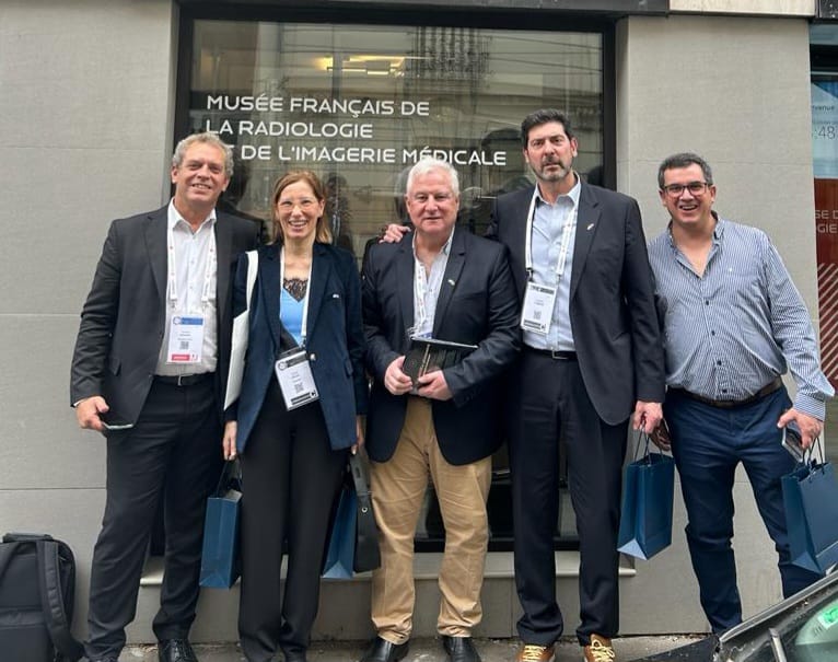 🇨🇵 Continuamos compartiendo imágenes del primer día de las #JFR2023, en el siguiente orden:

Representantes SAR, FAARDIT y autoridades de la SFR

Dres. Ocantos, Eyheremendy y Sierre, representantes SAR

Autoridades SAR - FAARDIT - SRIU, en el Museo Francés de la Radiología