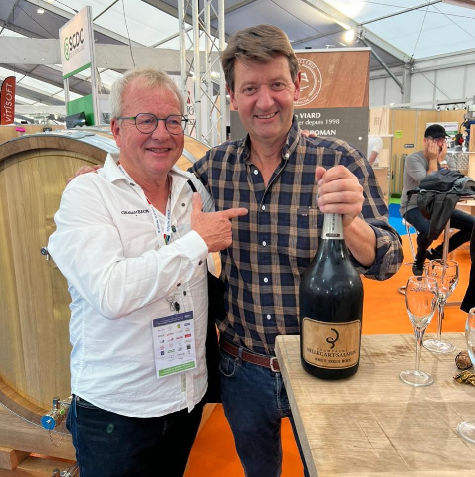 MERCI A TOUS NOS VISITEURS VITEFF ✨ .
...venus de tous les terroirs de la #Champagne 🍾 et de #vignobles du monde 🌐 entier .
📸 Photos de Denis avec l'équipe  🙂du @ChampagneLALLIER et de Jérôme avec le #winemaker des célèbres #vins sud-africains #GrahamBeck !