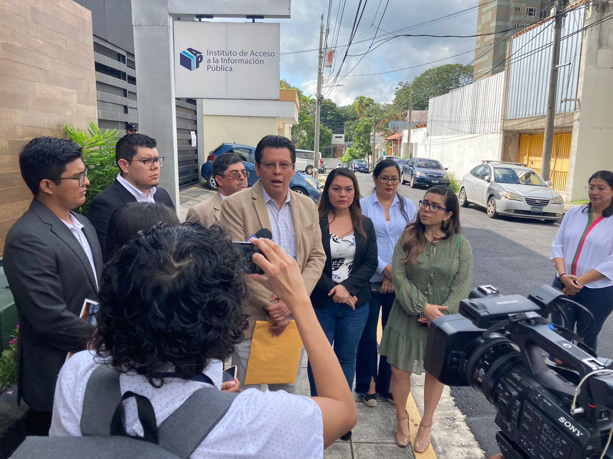 GatoEncerradoSV's tweet image. #Transparencia | Diferentes organizaciones pidieron al @iaip_elsalvador que verifique el cumplimiento de la #LAIP ante los bajos niveles de transparencia en proyectos de infraestructura pública y la reserva de información que antes estaba a disposición pública. 
Foto/ Cortesía