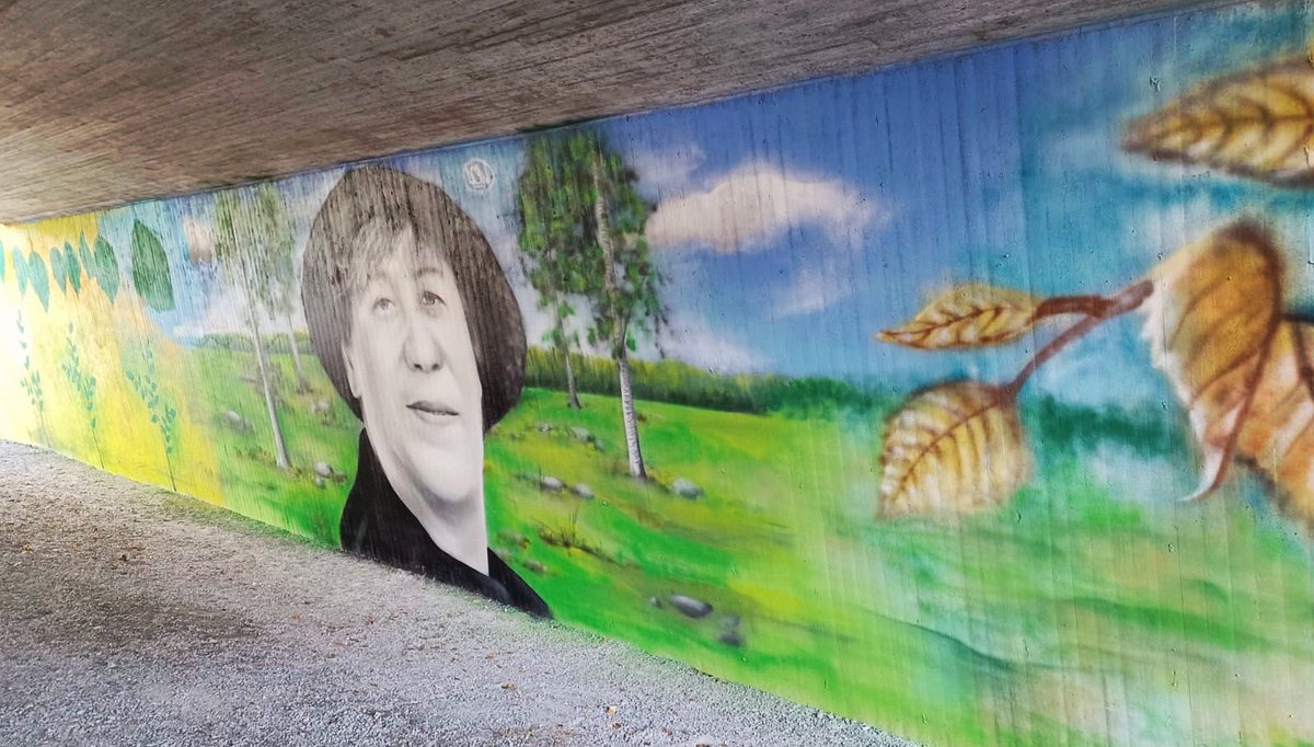 KirsiOlli's tweet photo. Alkavan syysloman kunniaksi ulkoilupäivä lasten kanssa Haaviston pururadalla. Huippua eri ikäisten lasten yhteistyötä! Siltatien koulun läheisessä alikulussa on huikea maalaus Kirsi Kunnaksesta. Tämä oli ikuistettava. #siltatienyhtenäiskoulu #yhteisöllisyys #hyväme https://t.co/BuYoZa6wbT