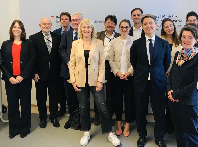 OLSFimBMEIA's tweet photo. Danke @Evelyn_Regner, Vizepräsidentin des #EP, für den anregenden Austausch im #BMEIA auf Einladung der @OLSFimBMEIA über feministische Außenpolitik und andere brennende Fragen für #Österreich 🇦🇹 und #Europa 🇪🇺 https://t.co/yMtJ45CgHc