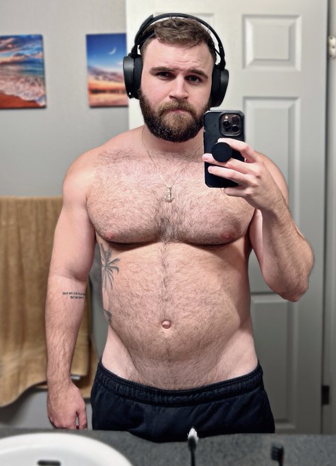 Just a selfie, testing the algorithm 👀 https://t.co/x9Pmy4WDdq