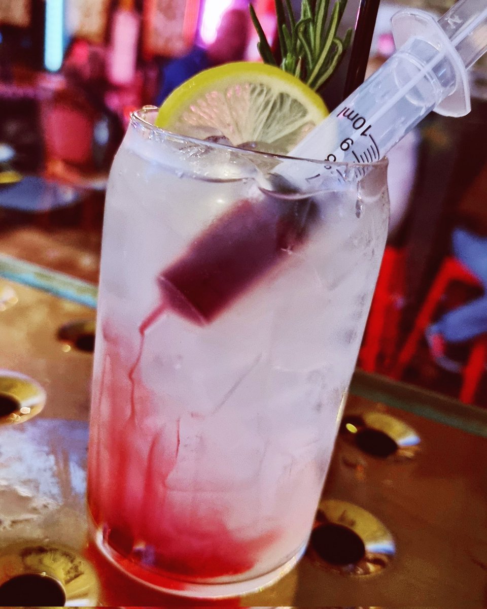 CinemabarStH's tweet image. 🩸🔪 FRIDAY 13TH SPECIAL! 🔪🩸
Making it's comeback for pre-launch of our halloween cocktails next weekend is "Surgeon's Sprite" 💉👻
A spooky concoction of Raspberry vodka, Cointreau, Lemon &amp;amp; Creme de cassis, topped with sprite 😜