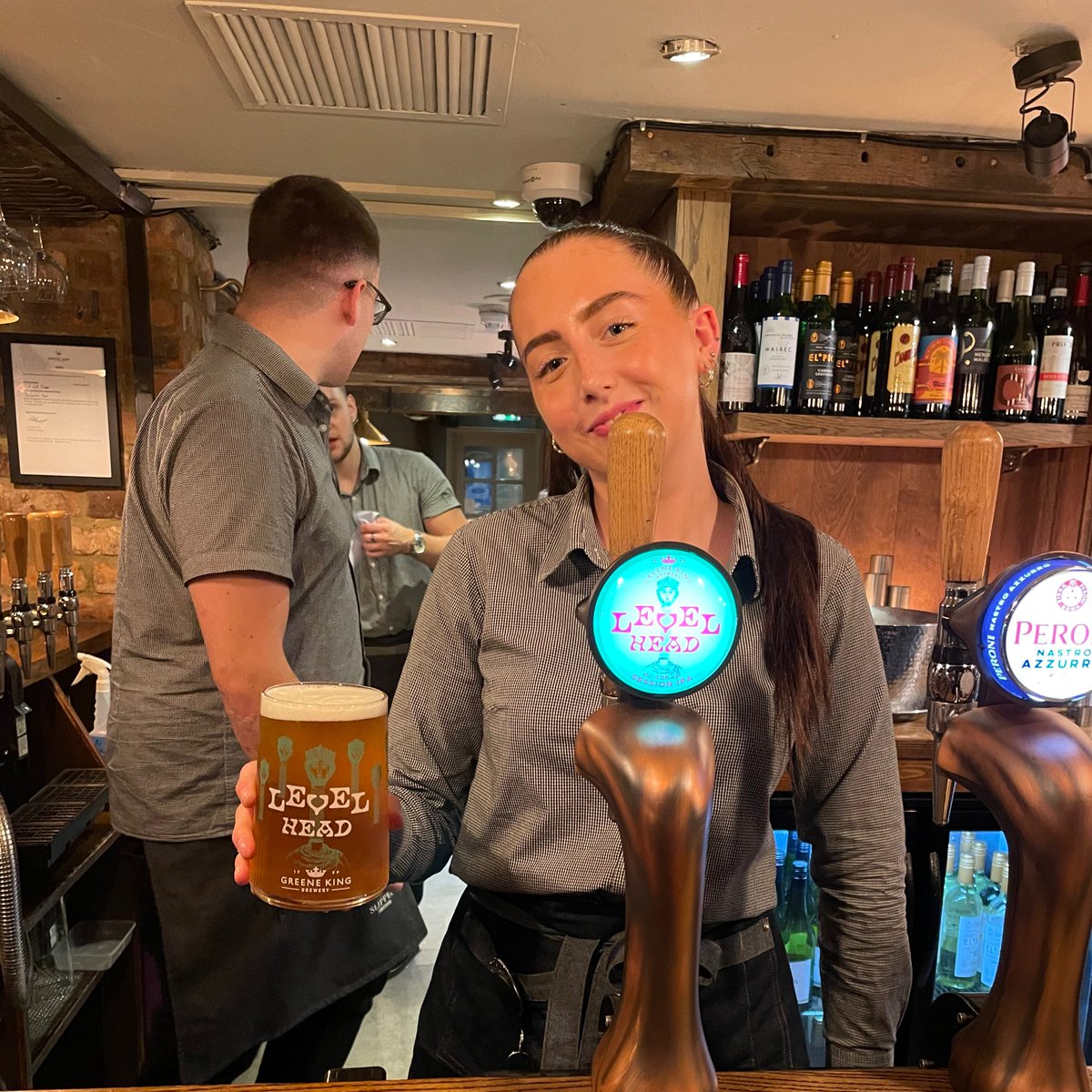SlipperBoot's tweet image. !!!! New Beer Alert !!!! 

We’ve now got Greeneking’s new session IPA ‘Level Head’ on draft. 

Here’s Molly serving our first pint tonight. We’ll be giving out free samples tonight only so pop in and ask our Molly for a try. 

#Amersham #LevelHead