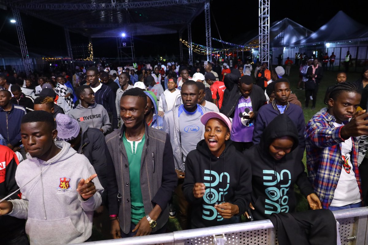 SafaricomPLC's tweet photo. Mambo ni Moto Moto 🔥🔥
Here are 881611809927452 reasons why you need to #GetHookd 😎 https://t.co/EQdE2RN6r0