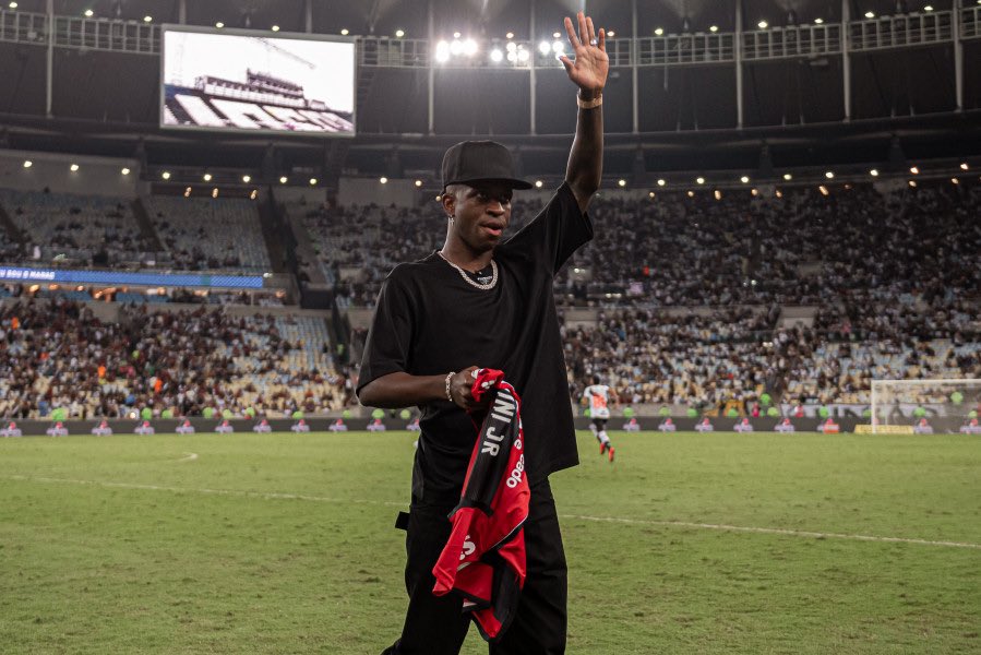 futebol_info's tweet photo. "Real Madrid? Eu poderia ficar aqui a carreira toda, mas o clube da minha vida é o Flamengo. Eu prometi ao meu pai que voltaria ao Flamengo um dia. Devo respeitar essa promessa."

🎙️ Vini Jr, em entrevista à France Football.
📸 Paula Reis/Flamengo https://t.co/iP9qihAak5