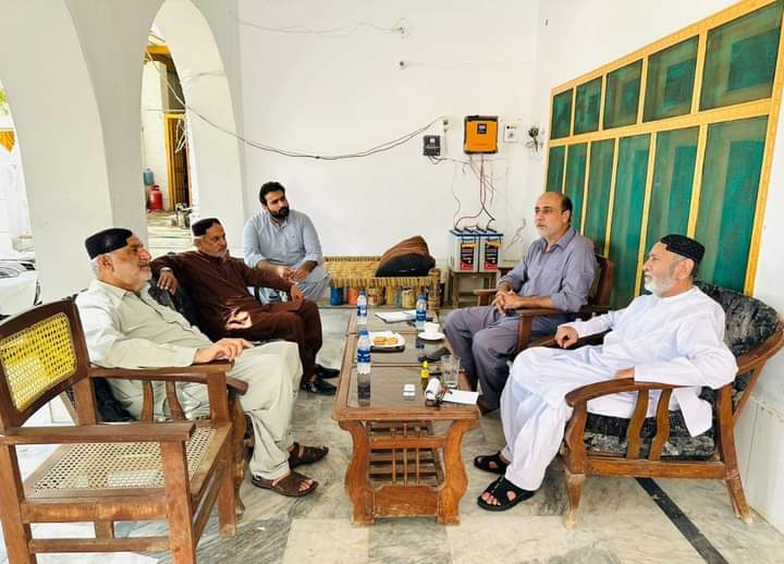 faisalkhanjamli's tweet photo. اوستا محمد (سونا جمالی) 
پاکستان پیپلز پارٹی  کے رہنماء سردار ذادہ فیصل خان جمالی پاکستان پیپلز پارٹی کے رہنماوّں میر ریاض خان ہجوانی میر غازی خان پندرانی اور حاجی محمد اسلم سومرو کی خوشگوار موڈ میں ملاقات علاقائی صورت حال پر گفتگو کی گئی
@PPPDigital_ https://t.co/ICySXp7WZs