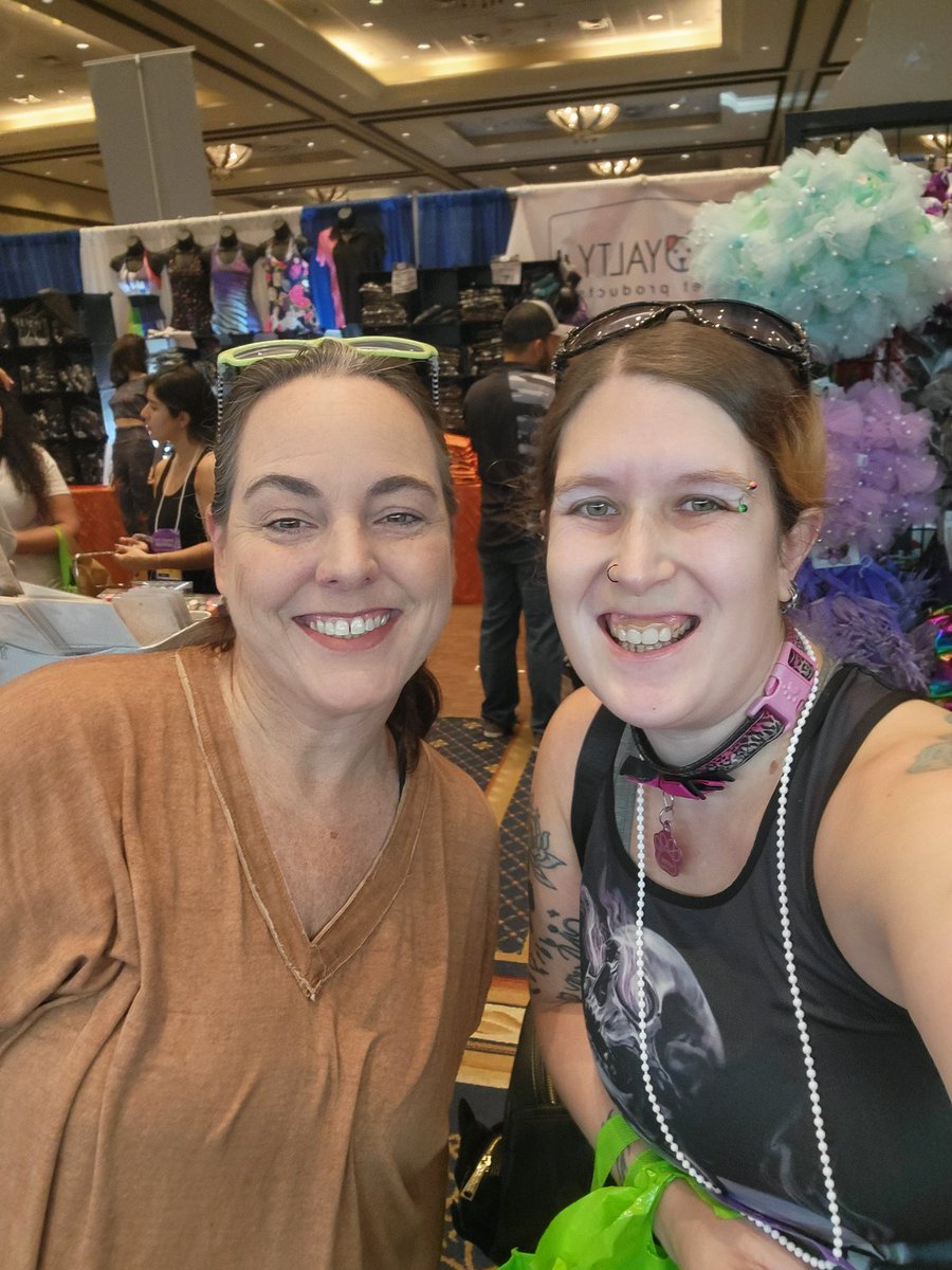 Completely starstruck realizing I was standing next to THE creative booth for <a href="/AngelaKumpe/">ゆらにー</a>!!!! Was literally shaking when I asked for a picture! To meet such a creative grooming idol was a dream come true for me! I'm only halfway through day 1 and I still want to see so much!