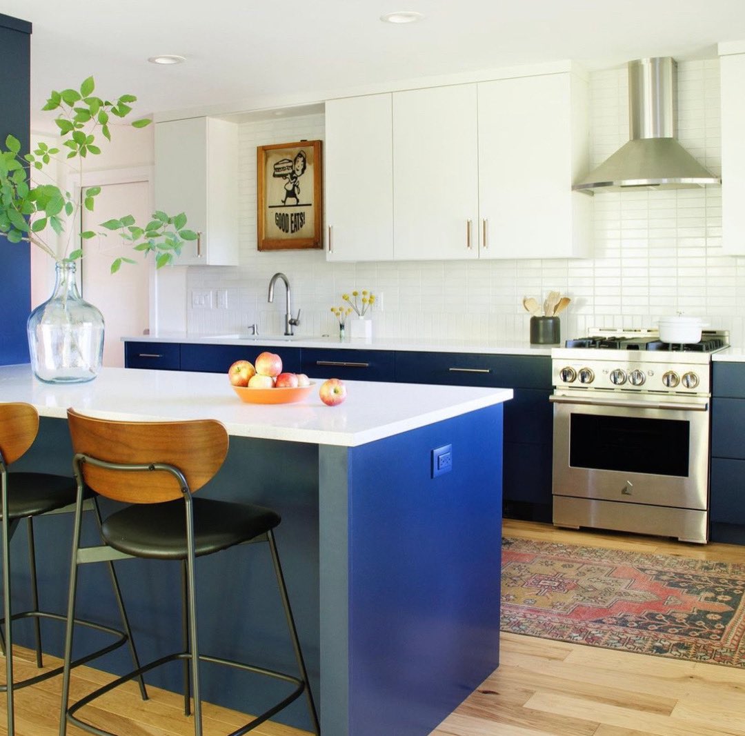 DiscoverZephyr's tweet image. Elevate your kitchen's air to the crispness of a fresh autumn apple with a Zephyr range hood — shop now via zephyronline.com. 🍎🍂

Credit: @lamurch
Hood: Savona Wall

#stylishkitchen 
#kitchendesigninspiration 
#kitchendesigninspo 
#smartkitchen 
#openkitchendesign