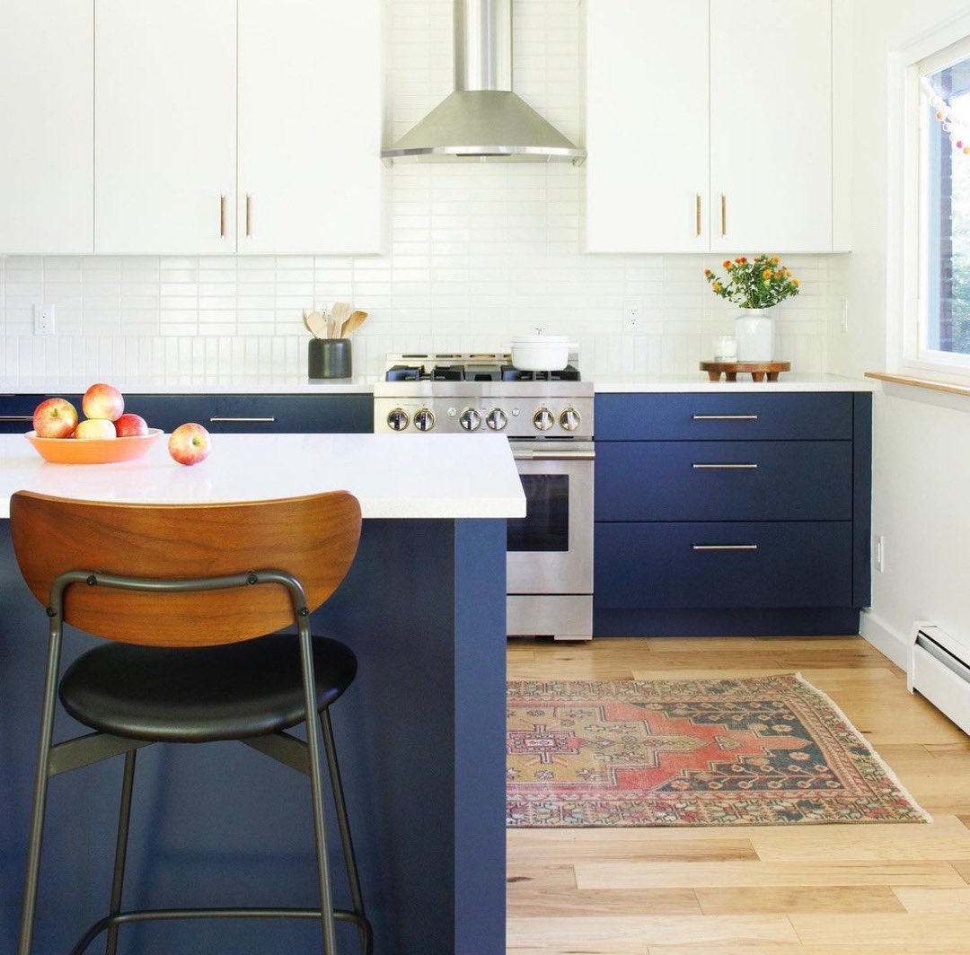 DiscoverZephyr's tweet image. Elevate your kitchen's air to the crispness of a fresh autumn apple with a Zephyr range hood — shop now via zephyronline.com. 🍎🍂

Credit: @lamurch
Hood: Savona Wall

#stylishkitchen 
#kitchendesigninspiration 
#kitchendesigninspo 
#smartkitchen 
#openkitchendesign