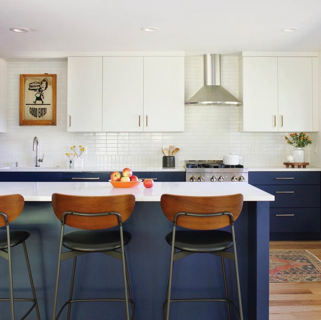 DiscoverZephyr's tweet image. Elevate your kitchen's air to the crispness of a fresh autumn apple with a Zephyr range hood — shop now via zephyronline.com. 🍎🍂

Credit: @lamurch
Hood: Savona Wall

#stylishkitchen 
#kitchendesigninspiration 
#kitchendesigninspo 
#smartkitchen 
#openkitchendesign