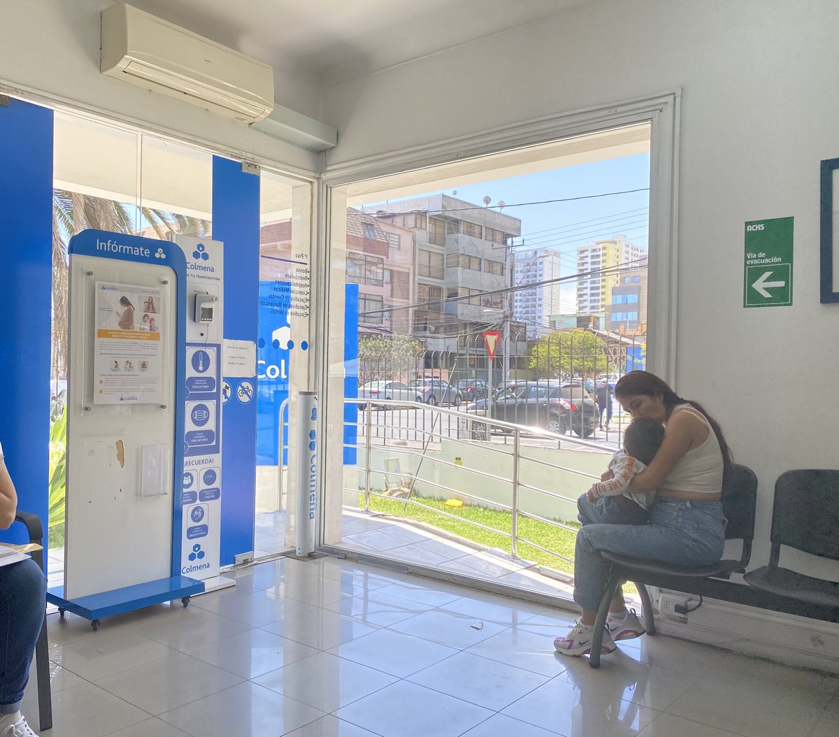 tarayalvarez's tweet photo. @IsapreColmena como de supone que los afiliados podemos evacuar si bloquean la salida? #antofagasta. Seria bueno instruir al personal para modificar el protocolo de cierre de las dependencias. https://t.co/igUxgJFNlm
