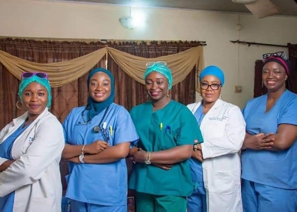 cobbo3's tweet photo. The Aliu “kids”, a group of FIVE Nigerian sisters, all became medical doctors. The oldest, Salamat Aliu, is the first female neurosurgeon in West Africa); Halima Aliu is a plastic surgeon; Raliat Aliu is an obstetrician and gynaecologist; Khadijah Aliu is a family physician; and Medinah Aliu is a public health physician.
-Photo/Story .@Thecablestyle
https://t.co/HSZPAQN5WN