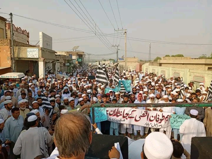 ImmadAzamOffi's tweet photo. Like all over Pakistan, thousands of people came out in the rally organized by @juipakofficial in PK86 Tehsil Takht Nusrati, giving the message that the PAK nation stands with its Palestinian 1/2
#JUIStandWithPalestine
#طوفان_الاقصى_
#یوم_طوفان_اقصی
 #جمعة_طوفان_الأقصى 
#حزب_الله https://t.co/zbj7hG90xl