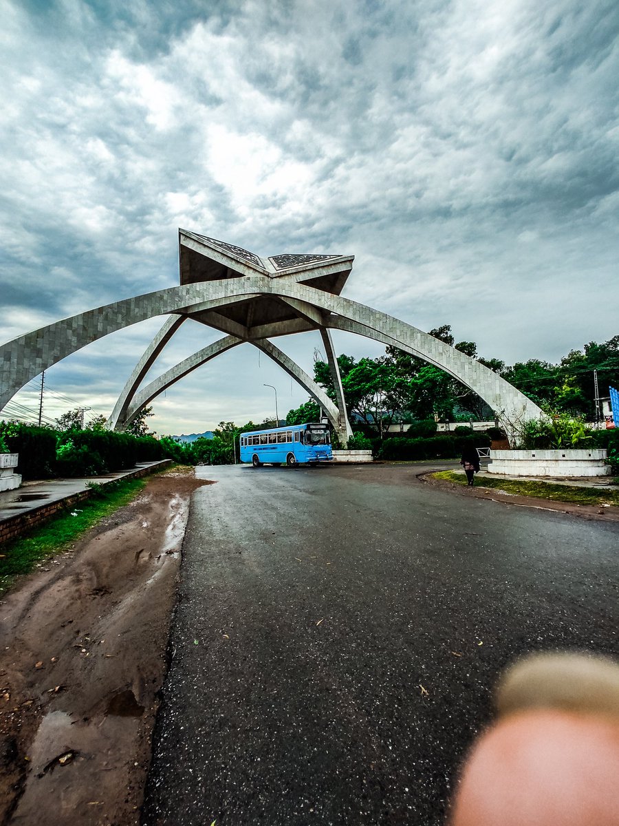 Brek_hna's tweet photo. Bab ul Quaid in all its might, with the neeli pari under it, enhancing the beauty of the place. 
#Quaid_i_Azam_University, Islamabad. https://t.co/l0ZUxIQyCz