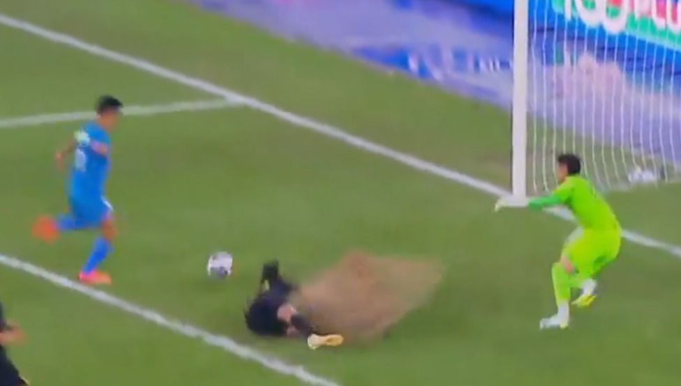d_subrataCE's tweet photo. @afcasiancup Shameful @FAM_Malaysia paid ๐ท referee with palmoil and decorated a paddy field to organise international pitch
1 goal denied, 1 penalty denied and a sand and grass flying along with broken vehicle, worse host and FA ever
#Indianfootball
#BackTheBlue
#AFC
#Merdeka2023 https://t.co/909uu9m6Nw
