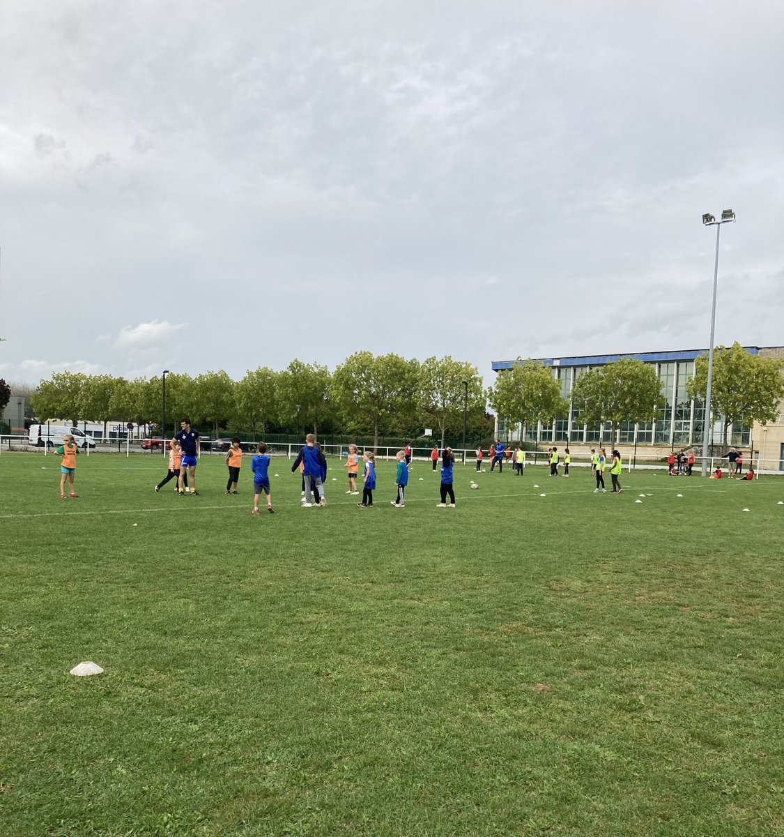 Rencontre finale du projet rugby pour les 250 élèves d’@IEN_ALENCON 
Au programme : cérémonie et défilé olympique, jeu au pied, placage, tournoi toucher 2’, défi 2024 passes de l’<a href="/USEP_61/">USEP 61</a> … 
Merci <a href="/CPDEPS61/">CPDEPS 61</a>,  #rca ainsi que @liguenormandierugby.