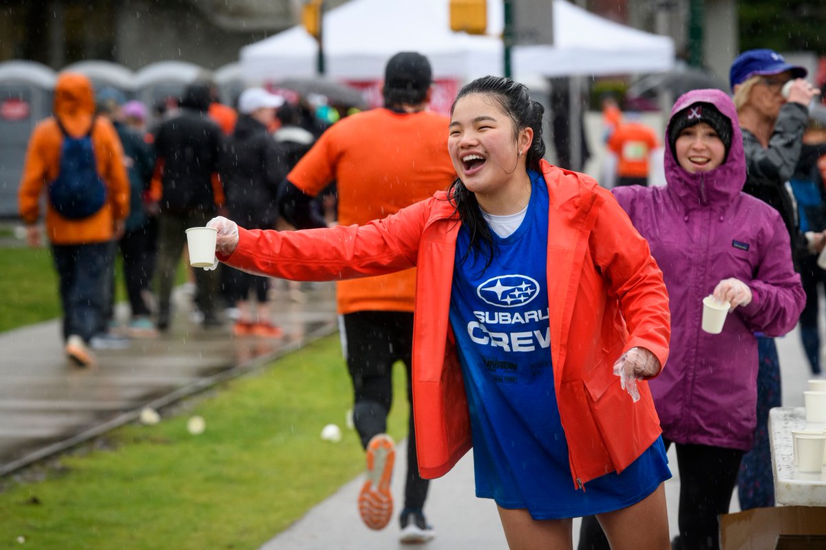 VancouverSunRun's tweet photo. Nothing better than a hydration boost and a huge smile greeting you when you're midway through a 10K! We love our @SubaruCanada Volunteer Crew 🤗
Volunteer Registration Opens November 1st!
#VanSunRun #10KRun #RunnersOfInstagram #RunningCommunity #YVRRun #VolunteerYVR https://t.co/IfrAXxkQaZ