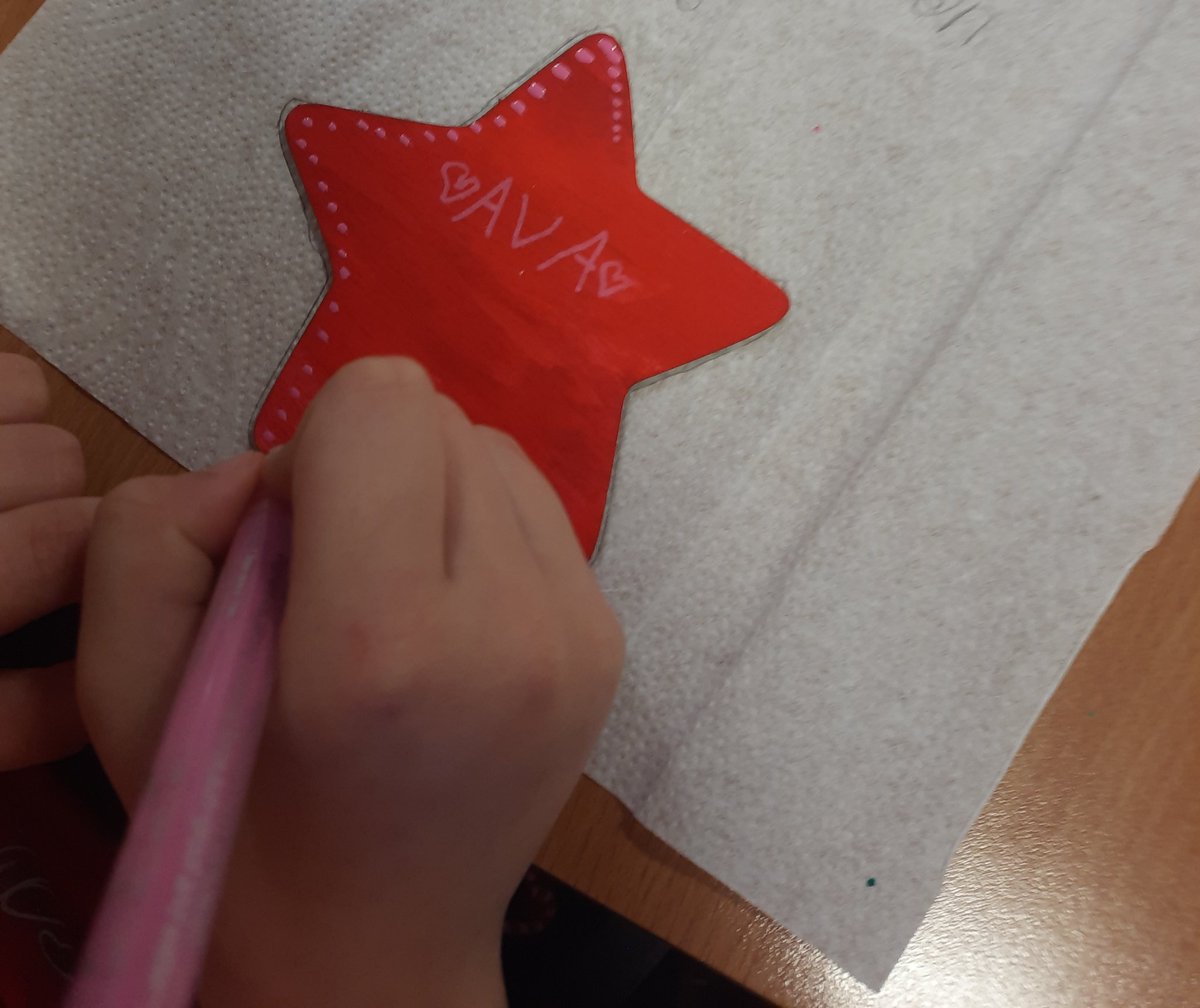 MrsHorne10's tweet photo. What a great way to finish for a holiday; crafting all day long with the stars from each house during our Mental Health Day. @HareleeshillPS #itsSLC https://t.co/mu9gHYzGiv
