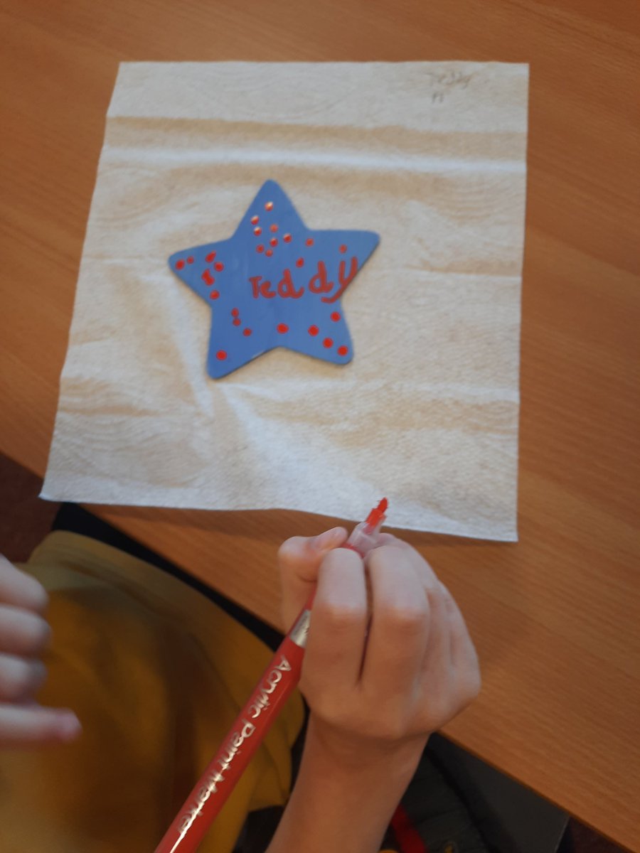 MrsHorne10's tweet photo. What a great way to finish for a holiday; crafting all day long with the stars from each house during our Mental Health Day. @HareleeshillPS #itsSLC https://t.co/mu9gHYzGiv