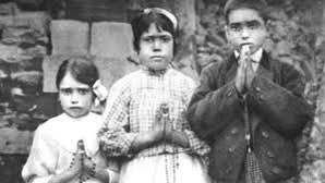 El 13 de octubre de 1917 se produjo la sexta y última aparición de la Virgen a Lucía dos Santos y sus primos Jacinta y Francisco Marto. Miles de personas que habían llegado hasta Fátima presenciaron lo que se denominó el “milagro del sol”, donde el astro parecía temblar.