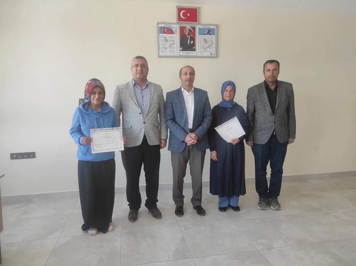 kalemem44's tweet photo. İlçe Milli Eğitim Müdürümüz Sn. Recep BULUT, Halk Eğitim Merkezi'ni ziyaret etti. Merkezimizde verilen 1. kademe Okuma-Yazma kursu sonucu kursiyerlere okur yazarlık belgesi verildi.
@tcmeb @MalatyaMem
#HalkEgitimMerkezi https://t.co/vQOxagpIDe
