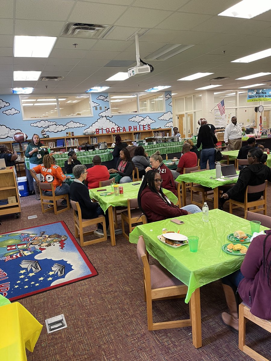 Ending the week with Football Friday!!!! Some great food and laughter. 
#RedOakElementary 
#Football