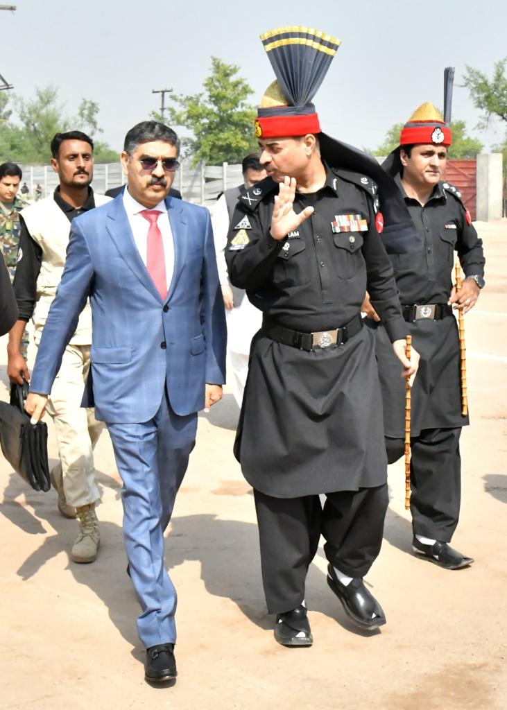 FCOfficial1913's tweet photo. Caretaker Prime Minister Visit to 
Peshawar 

Mr. Anwaar-ul-Haq Kakar arrived in Pesh:  today on Oct 13, 2023. 
Commandant Moazzam Jah Ansari PSP,  FC received  chief guest upon arrival. Respected  PM offered fateha at the Grave of Shaheed CFC Safwat Ghayur. https://t.co/2LCT7QWib2
