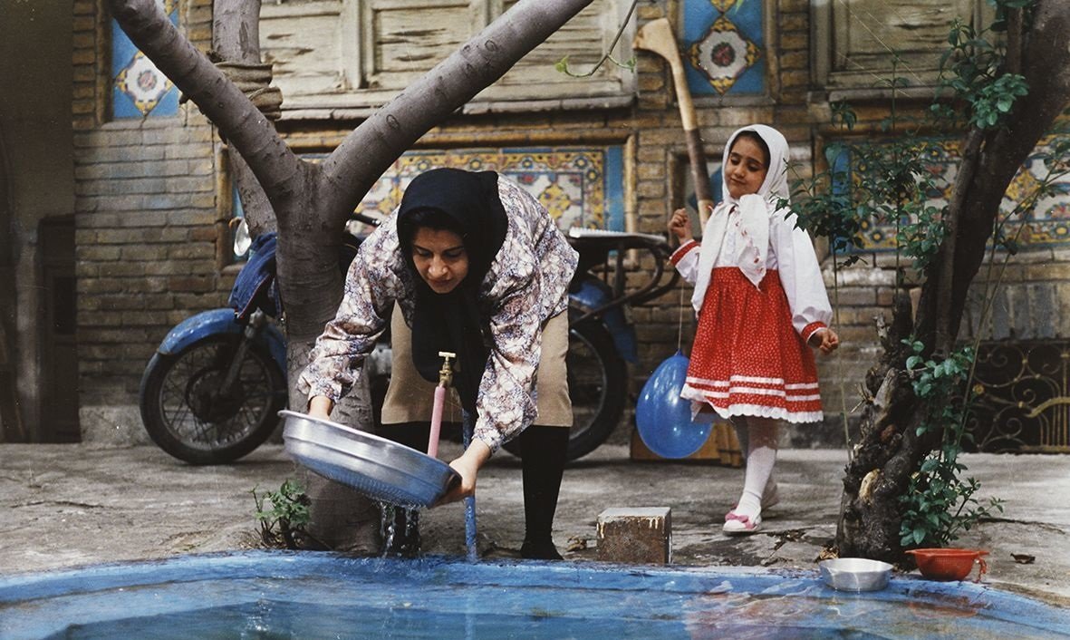 فرشته صدرعرفایی و آیدا محمدخانی در نمایی از فیلم بادکنک سفید (جعفر پناهی، ۱۳۷۳)

#فصلنامه_سینمایی_حلقه