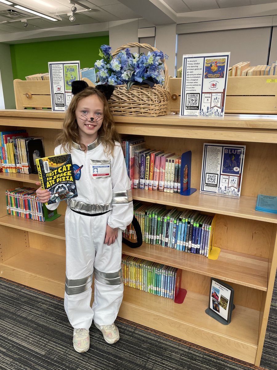 Look who showed up at our Storybook Character Parade today! It's The First Cat in Space (pizza not included). <a href="/macbarnett/">Mac Barnett</a> <a href="/5hawnHarri5/">Shawn Harris</a> <a href="/HarperChildrens/">HarperKids</a> <a href="/TBABooks/">TX Bluebonnet Award</a>