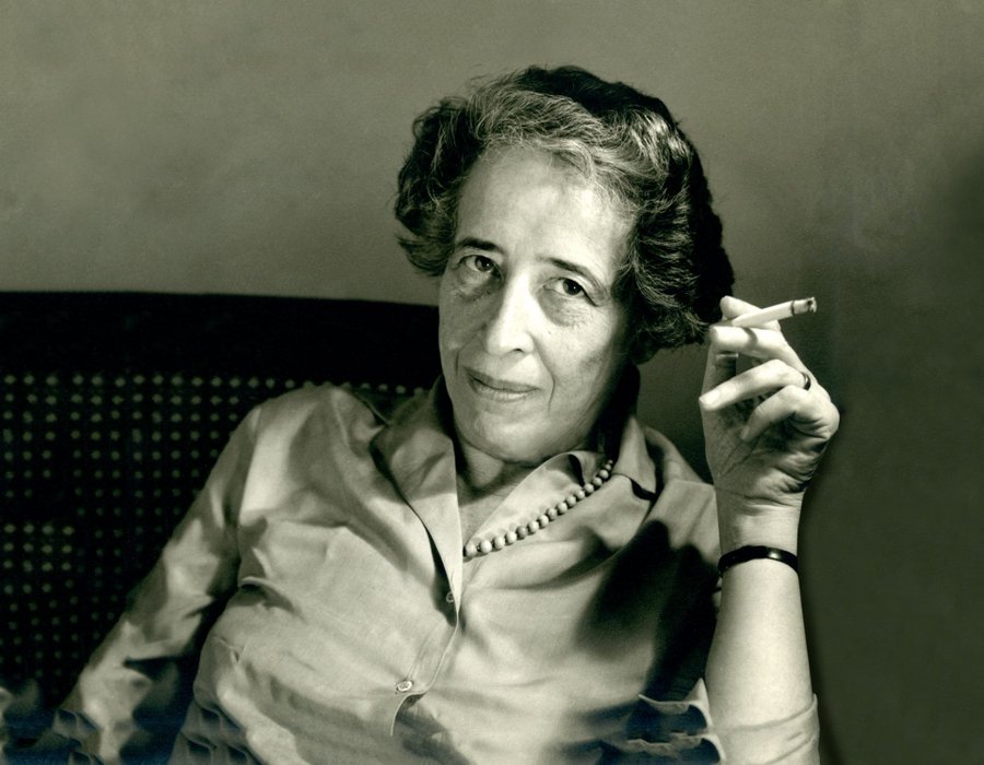 Op deze dag in 1906 werd politiek filosoof Hannah Arendt geboren. Zij is bekend om haar analyse over totalitaire systemen. Een van haar bekendste begrippen is de banaliteit van het kwaad (nav proces van Eichmann): het ‘kwaad’ is niet radicaal, maar eigenlijk beangstigend gewoon