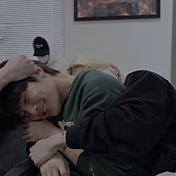 luuuvhyunin's tweet image. Die for you — Hyunin 
A few tweets au