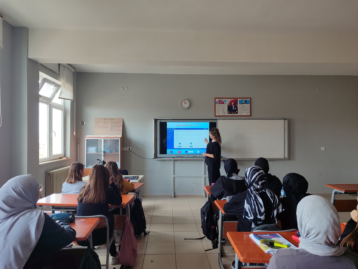 Erasmus+ projesi kapsamında Prag Educanet Eğitim Kurumları'nda gerçekleştirdiğimiz iş başı gözlem etkinliği ile ilgili deneyimlerimizi öğretmen arkadaşlarımızla paylaştık.
#erasmusdays 
<a href="/ulusalajans/">Türkiye Ulusal Ajansı 🇹🇷 Turkish NA</a> <a href="/tcmeb/">Millî Eğitim Bakanlığı</a> <a href="/Tekirdag_Ar_Ge/">Tekirdağ İl MEM Ar-Ge</a> @trakyaanadoluimamhatiplisesi