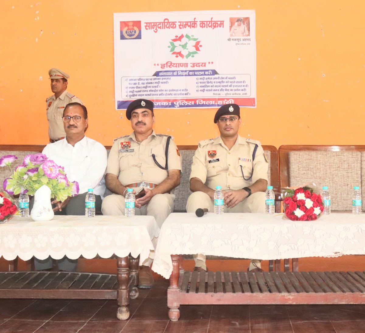 hansi_police's tweet photo. हरियाणा उदय सामुदायिक सम्पर्क कार्यक्रम के तहत  पुलिस अधीक्षक हांसी के नेतृत्व में सनातन धर्म महिला महाविद्यालय हांसी में  साइबर क्राइम व नशे के खिलाफ चलाया अभियान।
साइबर फ्रॉड होने पर तुरंत 1930 पर कॉल करे।
@police_haryana @DGPHaryana @HisarRange @SCBHaryana https://t.co/Px8YeG7EnJ