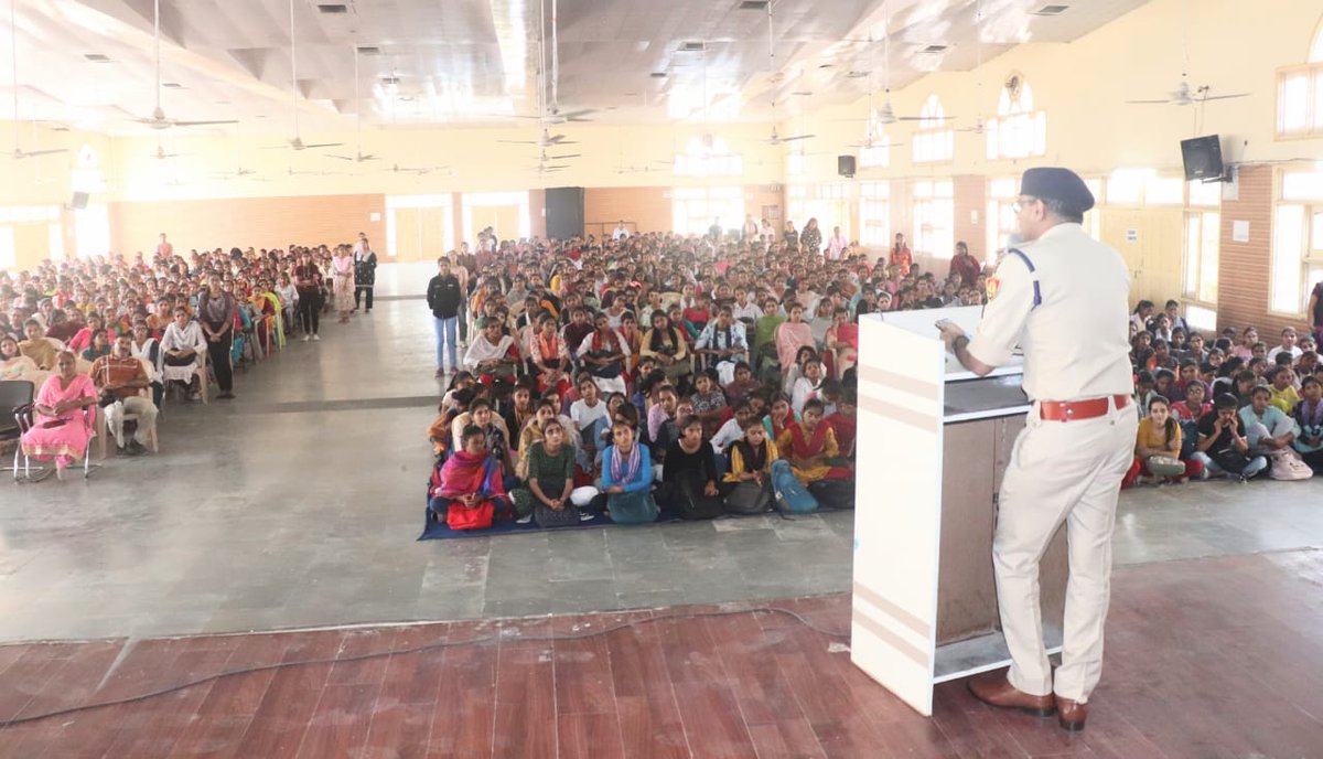 hansi_police's tweet photo. हरियाणा उदय सामुदायिक सम्पर्क कार्यक्रम के तहत  पुलिस अधीक्षक हांसी के नेतृत्व में सनातन धर्म महिला महाविद्यालय हांसी में  साइबर क्राइम व नशे के खिलाफ चलाया अभियान।
साइबर फ्रॉड होने पर तुरंत 1930 पर कॉल करे।
@police_haryana @DGPHaryana @HisarRange @SCBHaryana https://t.co/Px8YeG7EnJ