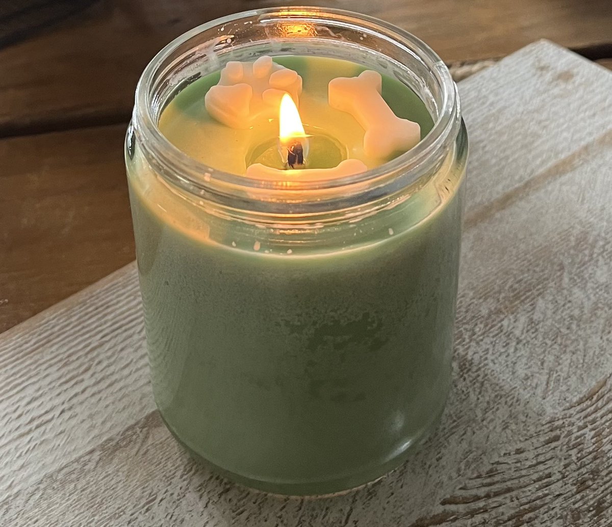 #ContesAlert: This is my “pet” project 😁 I need your help! This #candle’s fragrance is a mixture of sweet grass & flowers. Sounds odd but has a clean smell! My candlemaker has added #dogbones & #paws. Drop a name suggestion in comments. If yours is chosen you get #free candle!