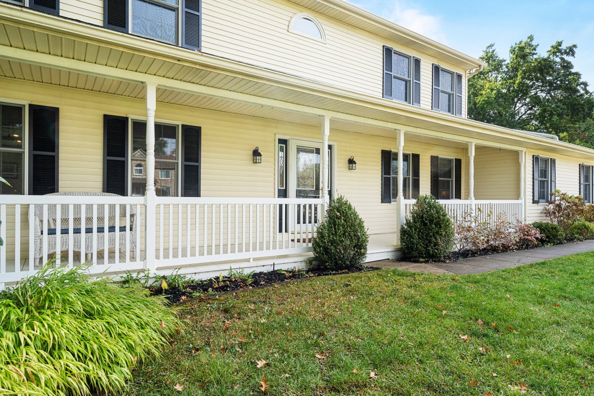 timburkey's tweet image. JUST LISTED | 16310 Ronnies Drive, Mishawaka
Offered at $359,900 | 4 Beds | 2½ Baths | 3,101 ft²

Welcome to this spacious, move-in ready home in Penn Schools. Features include an updated kitchen, four bedrooms, a wood-burning fireplace, large backyard, new roof and septic,…