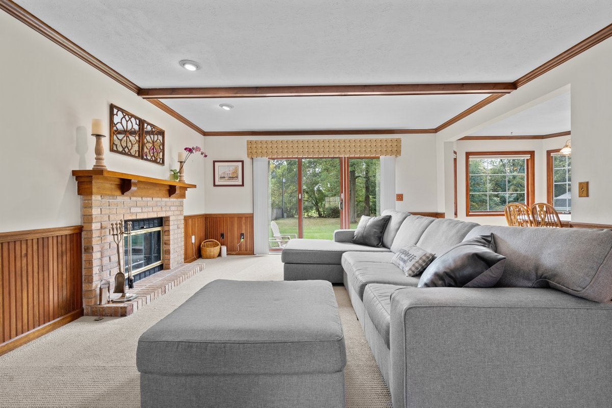 timburkey's tweet image. JUST LISTED | 16310 Ronnies Drive, Mishawaka
Offered at $359,900 | 4 Beds | 2½ Baths | 3,101 ft²

Welcome to this spacious, move-in ready home in Penn Schools. Features include an updated kitchen, four bedrooms, a wood-burning fireplace, large backyard, new roof and septic,…