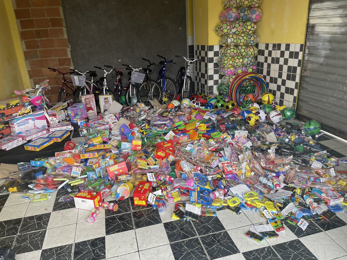 WictorHg1's tweet photo. Se cada um fizer um pouco, é possível sim, o foco é a alegria das crianças, obrigado Deus e a todo os envolvidos, amanhã é o grande dia, festa coberta e com liberação da Prefeitura 🫡🏆❤️🪁🎢🎡 https://t.co/NKbU0cZcB5