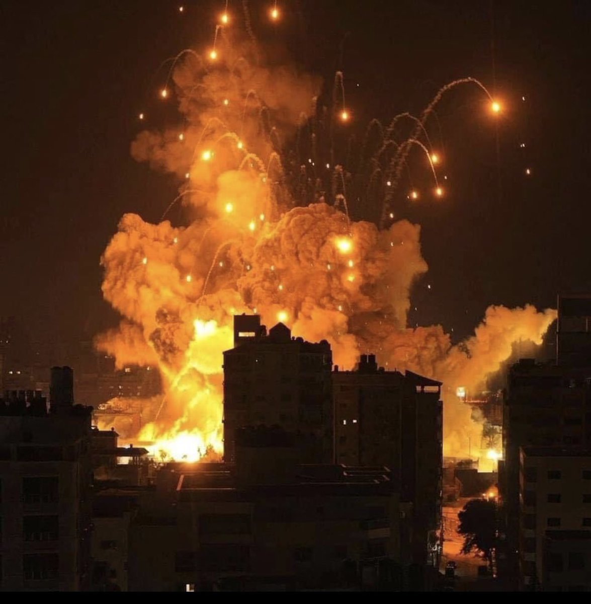 Iraq_Gate's tweet image. عاجل | السلطات في #غزة: عدد ضحايا القصف "الإسرائيلي" على قافلة النازحين ارتفع إلى 70 شهيدًا وأكثر من 200 جريح.
ـــــــ
#طوفان_الأقصى
#غزة_تباد 
#غزة_تحت_القصف
#فلسطين