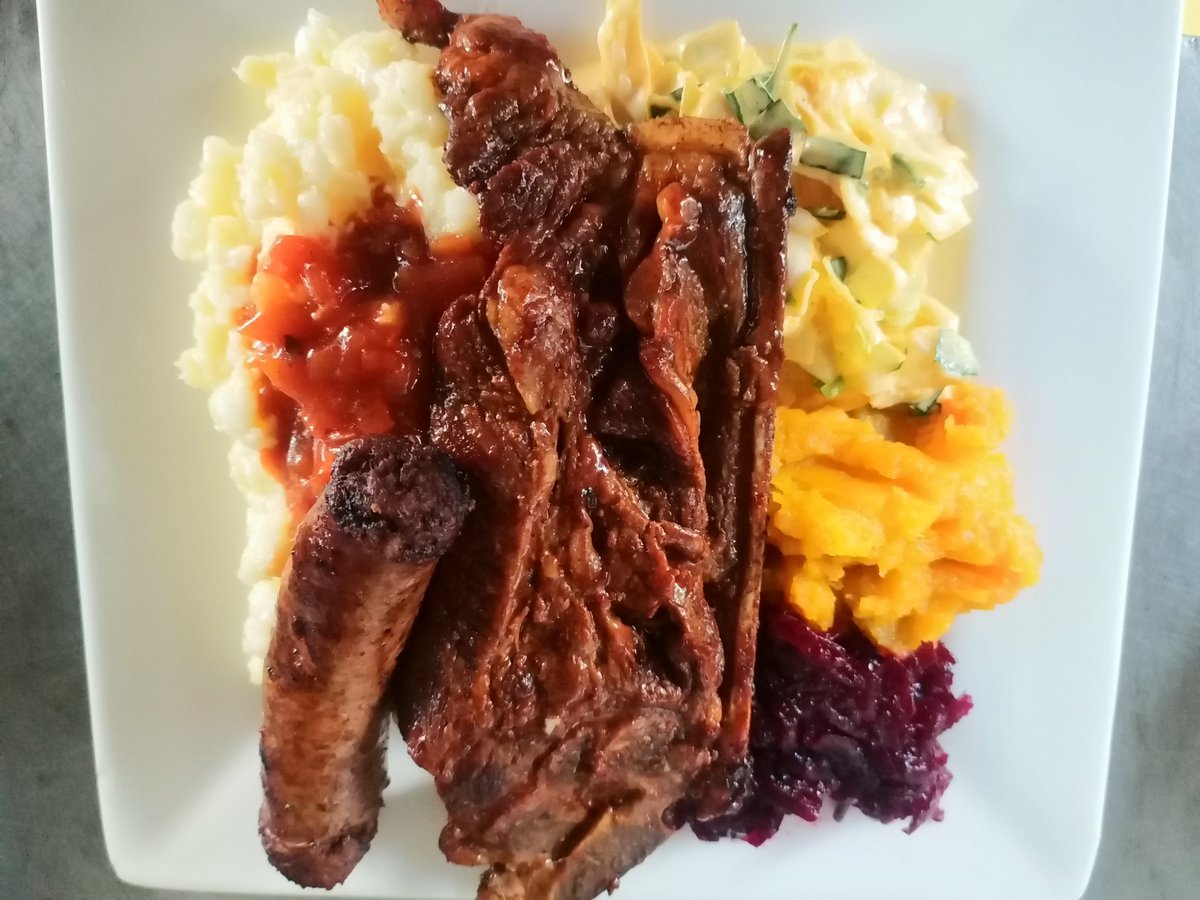 Maletsapa1's tweet photo. Somewhere out there there's a Company that does not have a Canteen or shops near by for them to buy lunch. We deliver meals when 10 or more has ordered..

Kindly retweet my meals until i score Business..

#TsapisCatering Food thread https://t.co/ClgsWrqwm2
