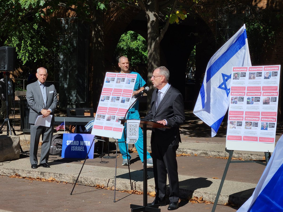 DavidWienerMD's tweet photo. Several hundred members of the @JeffersonUniv community attended a vigil today, supporting Israel and offering prayers for those killed, wounded and kidnapped this week by terrorists. Thank you for the community wide support and allyship.
@TJUHospital https://t.co/pHMI441h2K