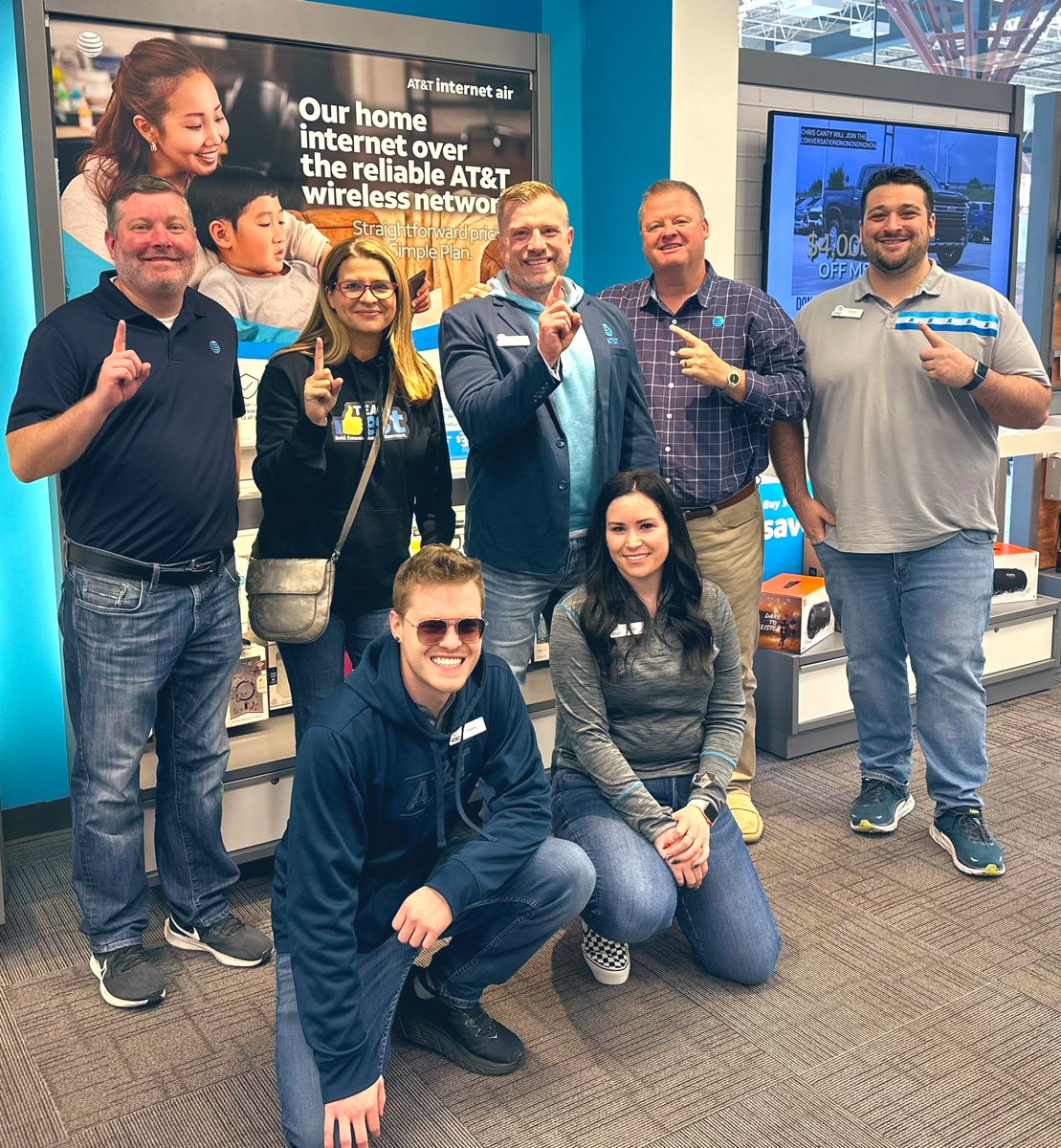 It was a pleasure hosting our VPGM @keroninc as well as our DOS @BIGBizDecker & ARSM @gilbyfc at the Beaver Valley Mall AT&T store today. Big things coming from BVM in Q4 🦫 📈 #teamrise #teambest #OHPA #lifeatatt @john_rosati22 @att_morgan @ATTom_E