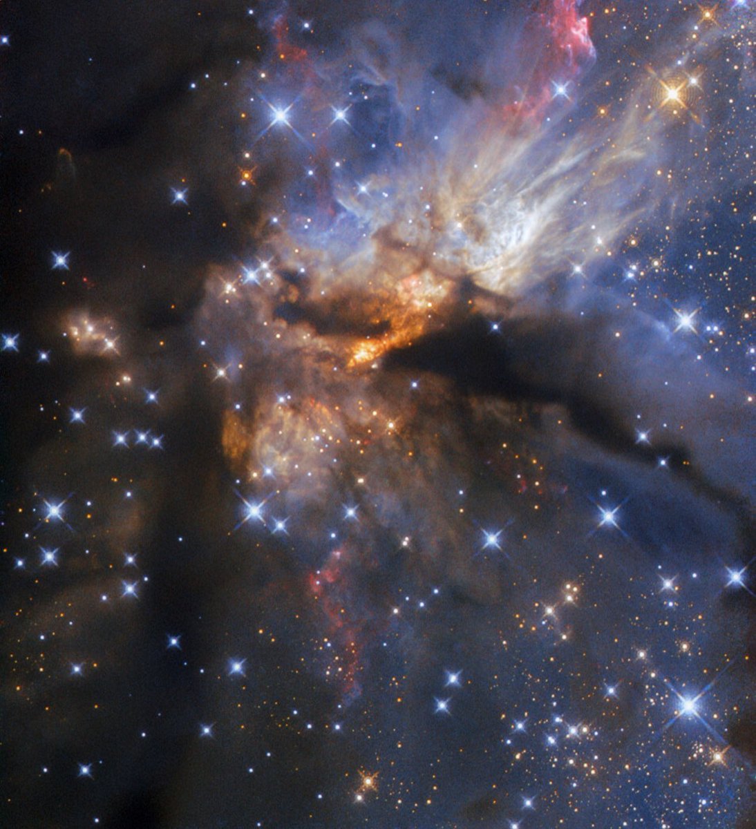 « La région scintillante de formation d'étoiles que l'on voit dans cette vue de #HubbleFriday s'appelle G35.2-0.7N. Ce spectaculaire spectacle lumineux est dû à un puissant jet protostellaire. […]